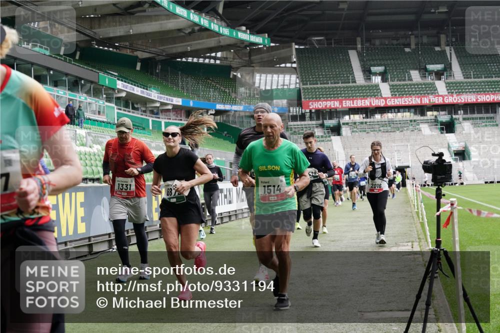 05.10.2025 - 20. swb-Marathon Bremen Michael Burmester http://msf.ph/oto/9331194 05.10.2025 13:03:38 Laufen im Stadion 227, 375, 396, 414, 527, 592, 725, 764, 898, 958, 1067, 1178, 1275, 1331, 1336, 1425, 1469, 1507, 1514, 1568, 1670, 1705, 1836, 1975, 2016, 2339, 2357, 2375, 2407, 2567, 2597, 2696, 2791, 2960, 2984, 3019, 3037, 3147, 3313, 4026, 4053, 4087, 4453, 4462, 4528, 4651, 4767, 4769, 5043, 5162, 5236, 5410, 5431, 5489, 5523, 5527, 5763, 5867, 5966, 6138, 6145, 6215, 6414, 6417, 6447, 6481, 6529, 6584, 6635, 6666, 7315, 7316, 7540, 7607, 7653, 8375, 293, 721, 2393, 3424 meine-sportfotos.de