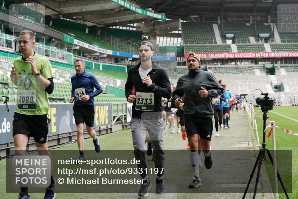 05.10.2025 - 20. swb-Marathon Bremen Michael Burmester http://msf.ph/oto/9331197 05.10.2025 13:04:19 Laufen im Stadion 100, 360, 414, 421, 470, 490, 592, 607, 898, 1012, 1019, 1080, 1084, 1336, 1413, 1468, 1478, 1695, 1852, 1914, 1975, 1997, 2016, 2086, 2333, 2567, 2617, 2664, 2989, 3037, 3072, 3346, 3433, 3483, 3485, 3658, 3901, 4001, 4005, 4053, 4087, 4243, 4244, 4335, 4453, 4462, 4501, 4524, 4528, 4627, 4637, 4638, 4651, 4757, 4793, 4803, 4840, 4858, 4928, 5043, 5082, 5137, 5162, 5212, 5236, 5247, 5343, 5446, 5464, 5489, 5832, 5966, 5969, 6011, 6145, 6287, 6414, 6529, 6584, 6635, 396 meine-sportfotos.de