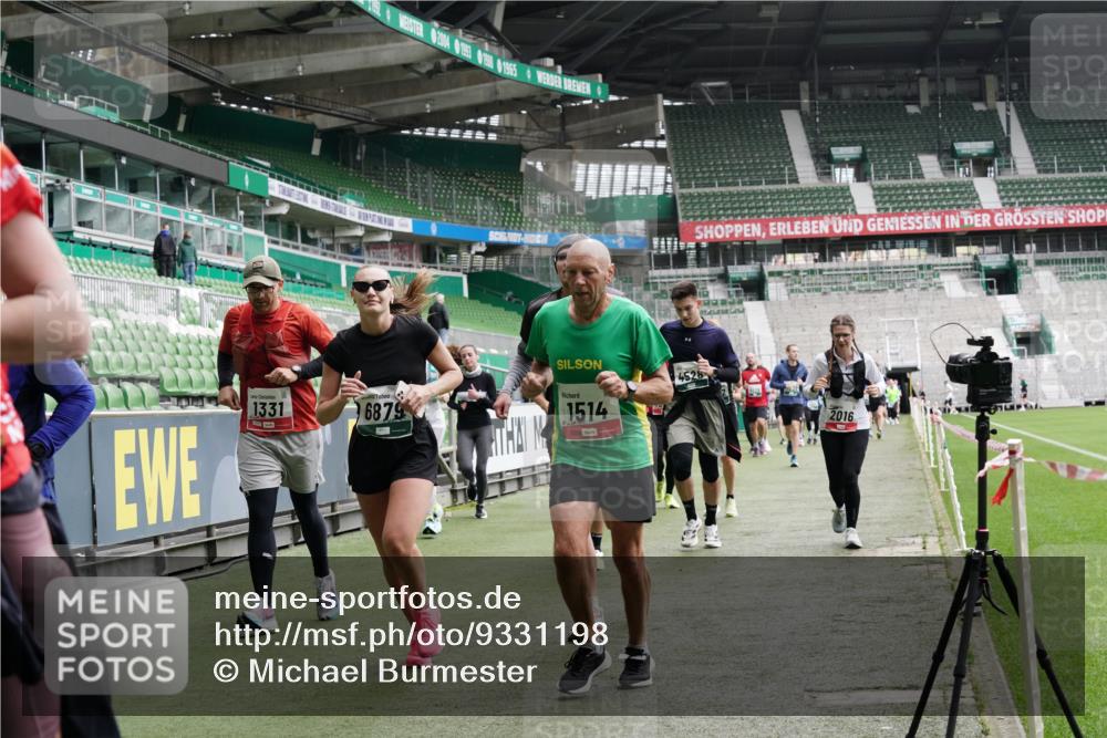 05.10.2025 - 20. swb-Marathon Bremen Michael Burmester http://msf.ph/oto/9331198 05.10.2025 13:03:38 Laufen im Stadion 227, 375, 396, 414, 527, 592, 725, 764, 898, 958, 1067, 1178, 1275, 1331, 1336, 1425, 1469, 1507, 1514, 1568, 1670, 1705, 1836, 1975, 2016, 2339, 2357, 2375, 2407, 2567, 2597, 2696, 2791, 2960, 2984, 3019, 3037, 3147, 3313, 4026, 4053, 4087, 4453, 4462, 4528, 4651, 4767, 4769, 5043, 5162, 5236, 5410, 5431, 5489, 5523, 5527, 5763, 5867, 5966, 6138, 6145, 6215, 6414, 6417, 6447, 6481, 6529, 6584, 6635, 6666, 7315, 7316, 7540, 7607, 7653, 8375, 293, 721, 2393, 3424 meine-sportfotos.de