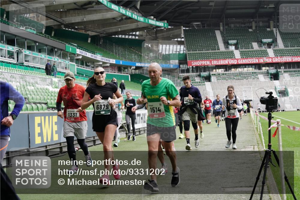 05.10.2025 - 20. swb-Marathon Bremen Michael Burmester http://msf.ph/oto/9331202 05.10.2025 13:03:38 Laufen im Stadion 227, 375, 396, 414, 527, 592, 725, 764, 898, 958, 1067, 1178, 1275, 1331, 1336, 1425, 1469, 1507, 1514, 1568, 1670, 1705, 1836, 1975, 2016, 2339, 2357, 2375, 2407, 2567, 2597, 2696, 2791, 2960, 2984, 3019, 3037, 3147, 3313, 4026, 4053, 4087, 4453, 4462, 4528, 4651, 4767, 4769, 5043, 5162, 5236, 5410, 5431, 5489, 5523, 5527, 5763, 5867, 5966, 6138, 6145, 6215, 6414, 6417, 6447, 6481, 6529, 6584, 6635, 6666, 7315, 7316, 7540, 7607, 7653, 8375, 293, 721, 2393, 3424 meine-sportfotos.de