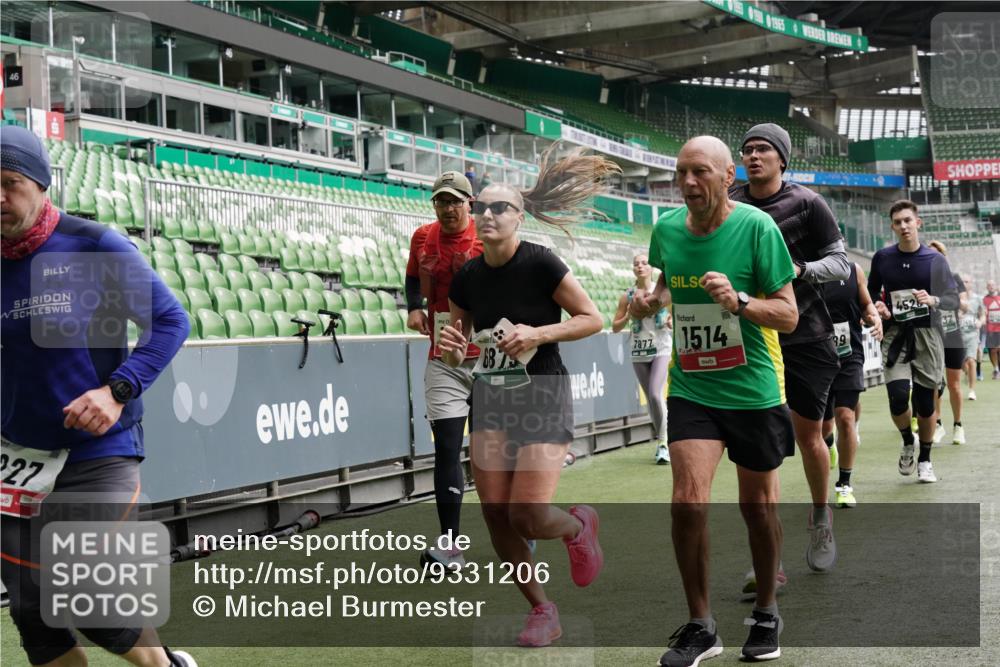 05.10.2025 - 20. swb-Marathon Bremen Michael Burmester http://msf.ph/oto/9331206 05.10.2025 13:03:39 Laufen im Stadion 227, 375, 396, 414, 527, 592, 725, 764, 898, 958, 1067, 1178, 1275, 1331, 1336, 1425, 1469, 1507, 1514, 1568, 1670, 1705, 1836, 1975, 2016, 2339, 2375, 2407, 2567, 2597, 2696, 2791, 2960, 2984, 3019, 3037, 3072, 3147, 3313, 4026, 4053, 4087, 4453, 4462, 4528, 4651, 4767, 4769, 5043, 5137, 5162, 5236, 5410, 5431, 5489, 5523, 5527, 5763, 5867, 5966, 6138, 6145, 6215, 6414, 6417, 6447, 6481, 6529, 6584, 6635, 6666, 7315, 7316, 7540, 7607, 7653, 8375, 293, 721, 2393 meine-sportfotos.de