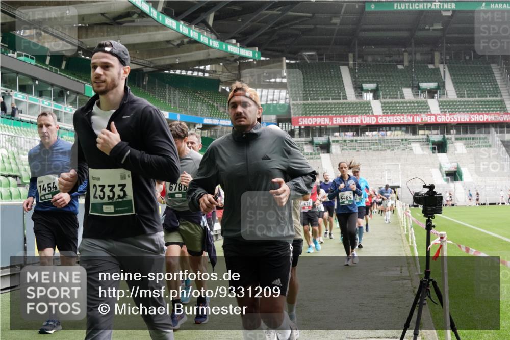 05.10.2025 - 20. swb-Marathon Bremen Michael Burmester http://msf.ph/oto/9331209 05.10.2025 13:04:20 Laufen im Stadion 100, 360, 414, 421, 470, 490, 592, 607, 898, 1012, 1019, 1080, 1084, 1336, 1413, 1468, 1478, 1695, 1852, 1914, 1975, 1997, 2086, 2333, 2399, 2567, 2617, 2664, 2989, 3037, 3072, 3346, 3433, 3483, 3485, 3658, 3901, 4001, 4005, 4053, 4087, 4243, 4244, 4335, 4453, 4462, 4501, 4524, 4528, 4627, 4637, 4638, 4651, 4757, 4793, 4803, 4840, 4858, 4928, 5043, 5082, 5137, 5162, 5212, 5236, 5247, 5343, 5446, 5464, 5489, 5832, 5966, 5969, 6011, 6145, 6287, 6414, 6529, 6584, 6635, 396 meine-sportfotos.de