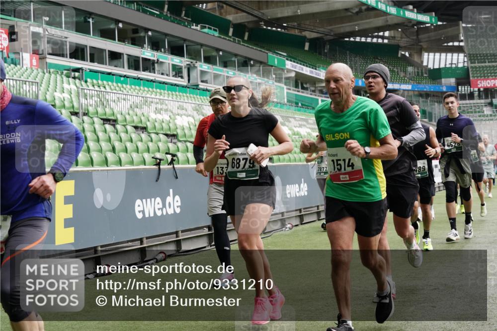 05.10.2025 - 20. swb-Marathon Bremen Michael Burmester http://msf.ph/oto/9331210 05.10.2025 13:03:39 Laufen im Stadion 227, 375, 396, 414, 527, 592, 725, 764, 898, 958, 1067, 1178, 1275, 1331, 1336, 1425, 1469, 1507, 1514, 1568, 1670, 1705, 1836, 1975, 2016, 2339, 2375, 2407, 2567, 2597, 2696, 2791, 2960, 2984, 3019, 3037, 3072, 3147, 3313, 4026, 4053, 4087, 4453, 4462, 4528, 4651, 4767, 4769, 5043, 5137, 5162, 5236, 5410, 5431, 5489, 5523, 5527, 5763, 5867, 5966, 6138, 6145, 6215, 6414, 6417, 6447, 6481, 6529, 6584, 6635, 6666, 7315, 7316, 7540, 7607, 7653, 8375, 293, 721, 2393 meine-sportfotos.de