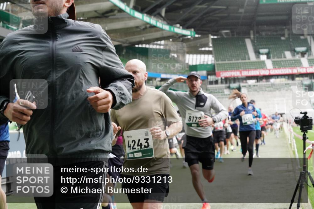 05.10.2025 - 20. swb-Marathon Bremen Michael Burmester http://msf.ph/oto/9331213 05.10.2025 13:04:21 Laufen im Stadion 100, 360, 414, 421, 470, 490, 592, 607, 898, 1012, 1019, 1080, 1084, 1336, 1413, 1468, 1478, 1695, 1852, 1914, 1975, 1997, 2086, 2333, 2399, 2567, 2617, 2664, 2989, 3037, 3072, 3346, 3433, 3483, 3485, 3658, 3901, 4001, 4005, 4053, 4087, 4243, 4244, 4335, 4453, 4462, 4501, 4524, 4528, 4627, 4637, 4638, 4651, 4757, 4793, 4803, 4838, 4840, 4858, 4928, 5043, 5082, 5137, 5162, 5212, 5236, 5247, 5343, 5446, 5464, 5489, 5832, 5966, 5969, 6011, 6145, 6287, 6529, 6584, 6635, 396 meine-sportfotos.de