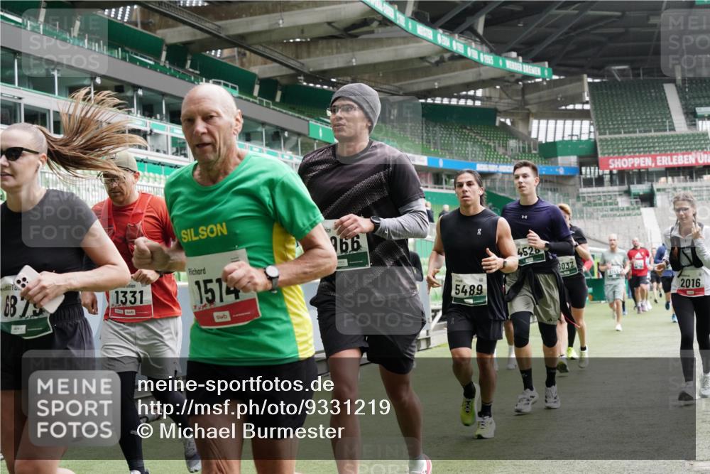 05.10.2025 - 20. swb-Marathon Bremen Michael Burmester http://msf.ph/oto/9331219 05.10.2025 13:03:40 Laufen im Stadion 227, 375, 396, 414, 527, 592, 725, 764, 898, 958, 1067, 1178, 1275, 1331, 1336, 1425, 1469, 1507, 1514, 1568, 1670, 1705, 1836, 1975, 2016, 2339, 2375, 2407, 2567, 2597, 2696, 2791, 2960, 2984, 3019, 3037, 3072, 3147, 3313, 3485, 4026, 4053, 4087, 4453, 4462, 4528, 4651, 4767, 4769, 5043, 5137, 5162, 5236, 5410, 5431, 5489, 5523, 5527, 5763, 5867, 5966, 6138, 6145, 6215, 6414, 6417, 6447, 6481, 6529, 6584, 6635, 6666, 7315, 7316, 7540, 7607, 7653, 8375, 293, 721, 2393 meine-sportfotos.de