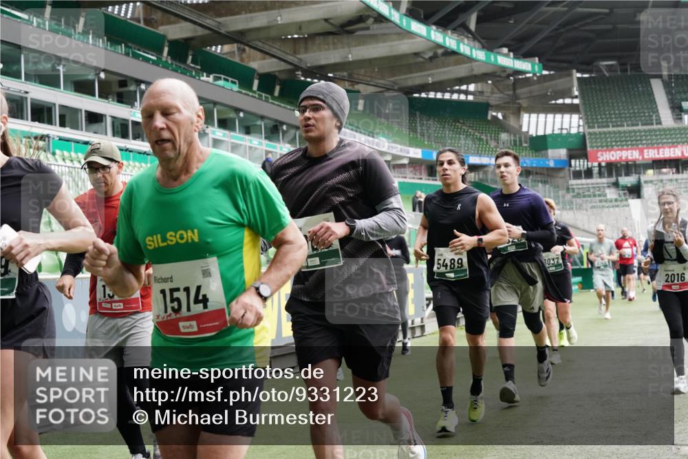 05.10.2025 - 20. swb-Marathon Bremen Michael Burmester http://msf.ph/oto/9331223 05.10.2025 13:03:40 Laufen im Stadion 227, 375, 396, 414, 527, 592, 725, 764, 898, 958, 1067, 1178, 1275, 1331, 1336, 1425, 1469, 1507, 1514, 1568, 1670, 1705, 1836, 1975, 2016, 2339, 2375, 2407, 2567, 2597, 2696, 2791, 2960, 2984, 3019, 3037, 3072, 3147, 3313, 3485, 4026, 4053, 4087, 4453, 4462, 4528, 4651, 4767, 4769, 5043, 5137, 5162, 5236, 5410, 5431, 5489, 5523, 5527, 5763, 5867, 5966, 6138, 6145, 6215, 6414, 6417, 6447, 6481, 6529, 6584, 6635, 6666, 7315, 7316, 7540, 7607, 7653, 8375, 293, 721, 2393 meine-sportfotos.de