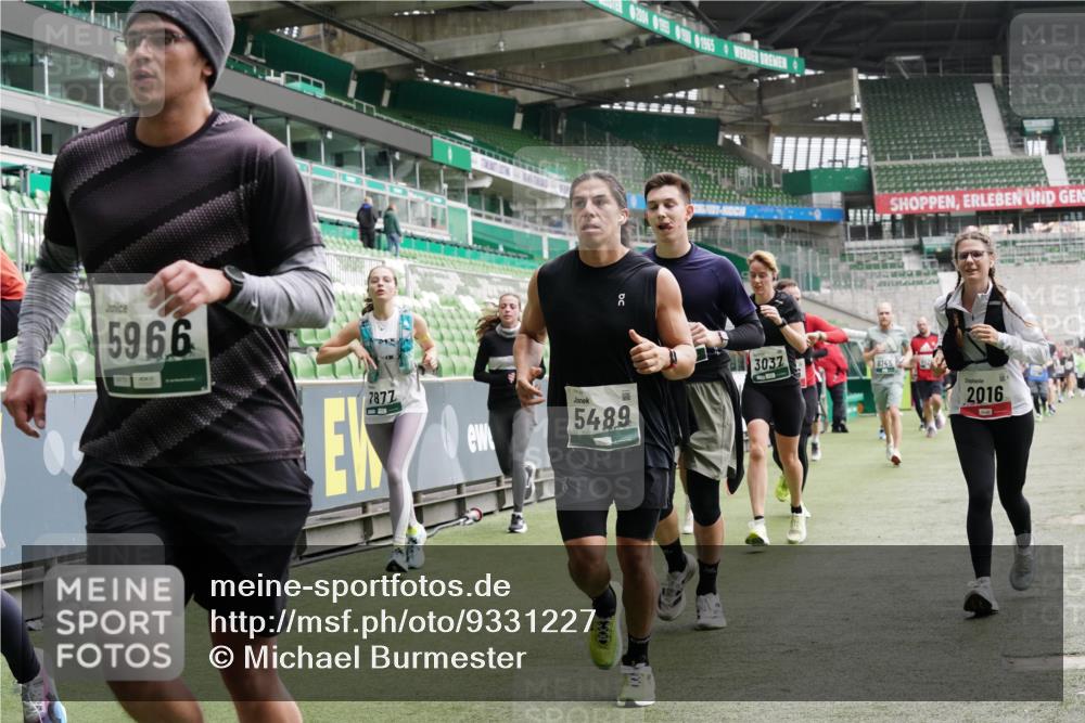 05.10.2025 - 20. swb-Marathon Bremen Michael Burmester http://msf.ph/oto/9331227 05.10.2025 13:03:40 Laufen im Stadion 227, 375, 396, 414, 527, 592, 725, 764, 898, 958, 1067, 1178, 1275, 1331, 1336, 1425, 1469, 1507, 1514, 1568, 1670, 1705, 1836, 1975, 2016, 2339, 2375, 2407, 2567, 2597, 2696, 2791, 2960, 2984, 3019, 3037, 3072, 3147, 3313, 3485, 4026, 4053, 4087, 4453, 4462, 4528, 4651, 4767, 4769, 5043, 5137, 5162, 5236, 5410, 5431, 5489, 5523, 5527, 5763, 5867, 5966, 6138, 6145, 6215, 6414, 6417, 6447, 6481, 6529, 6584, 6635, 6666, 7315, 7316, 7540, 7607, 7653, 8375, 293, 721, 2393 meine-sportfotos.de