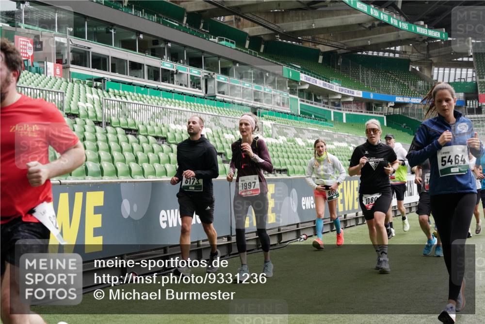 05.10.2025 - 20. swb-Marathon Bremen Michael Burmester http://msf.ph/oto/9331236 05.10.2025 13:04:23 Laufen im Stadion 100, 360, 414, 421, 470, 490, 592, 607, 898, 1012, 1019, 1080, 1084, 1336, 1413, 1468, 1478, 1695, 1852, 1914, 1975, 1997, 2086, 2333, 2399, 2617, 2664, 2901, 2989, 3037, 3072, 3346, 3433, 3483, 3485, 3658, 3901, 4001, 4005, 4053, 4087, 4243, 4244, 4335, 4453, 4462, 4501, 4524, 4528, 4627, 4637, 4638, 4651, 4757, 4793, 4803, 4838, 4840, 4858, 4928, 5043, 5082, 5137, 5162, 5212, 5236, 5247, 5343, 5446, 5464, 5489, 5832, 5969, 6011, 6145, 6287, 6529, 6584, 6635, 1336 meine-sportfotos.de