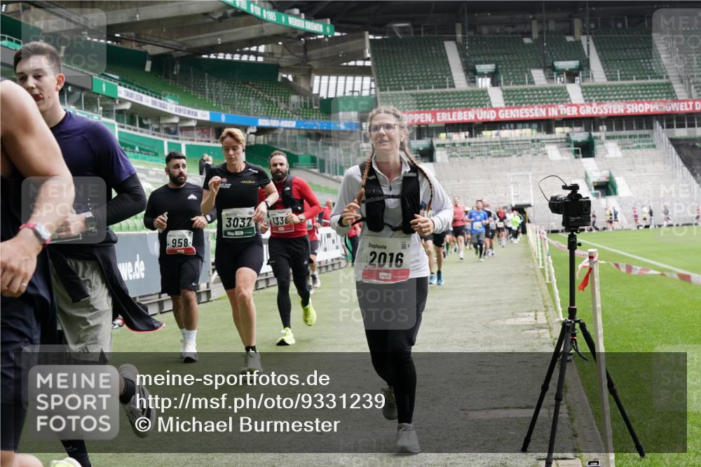 05.10.2025 - 20. swb-Marathon Bremen Michael Burmester http://msf.ph/oto/9331239 05.10.2025 13:03:41 Laufen im Stadion 227, 375, 396, 414, 527, 592, 725, 764, 898, 958, 1019, 1067, 1178, 1275, 1331, 1336, 1425, 1469, 1507, 1514, 1568, 1670, 1695, 1705, 1836, 1975, 2016, 2339, 2375, 2407, 2567, 2597, 2696, 2791, 2960, 2984, 3019, 3037, 3072, 3147, 3313, 3485, 4026, 4053, 4087, 4453, 4462, 4528, 4651, 4767, 4769, 5043, 5137, 5162, 5236, 5410, 5431, 5489, 5523, 5527, 5763, 5867, 5966, 6138, 6145, 6215, 6414, 6417, 6447, 6481, 6529, 6584, 6635, 6666, 7315, 7316, 7540, 7607, 7653, 293, 721, 2393 meine-sportfotos.de