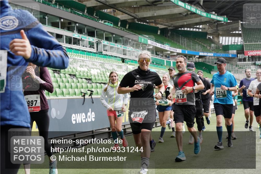 05.10.2025 - 20. swb-Marathon Bremen Michael Burmester http://msf.ph/oto/9331244 05.10.2025 13:04:25 Laufen im Stadion 100, 360, 414, 421, 470, 490, 592, 607, 898, 1012, 1019, 1080, 1084, 1413, 1468, 1478, 1695, 1852, 1914, 1975, 1997, 2086, 2333, 2399, 2617, 2664, 2901, 2989, 3072, 3346, 3433, 3483, 3485, 3658, 3901, 4001, 4005, 4053, 4087, 4243, 4244, 4335, 4453, 4462, 4501, 4524, 4528, 4627, 4637, 4638, 4651, 4757, 4793, 4803, 4838, 4840, 4858, 4928, 5043, 5082, 5137, 5162, 5212, 5236, 5247, 5343, 5446, 5464, 5832, 5969, 6011, 6145, 6287, 6529, 6584, 6635, 1336 meine-sportfotos.de