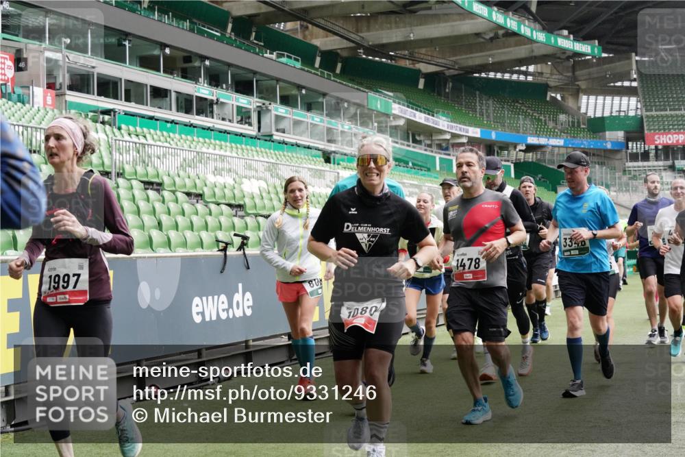 05.10.2025 - 20. swb-Marathon Bremen Michael Burmester http://msf.ph/oto/9331246 05.10.2025 13:04:25 Laufen im Stadion 100, 360, 414, 421, 470, 490, 592, 607, 898, 1012, 1019, 1080, 1084, 1413, 1468, 1478, 1695, 1852, 1914, 1975, 1997, 2086, 2333, 2399, 2617, 2664, 2901, 2989, 3072, 3346, 3433, 3483, 3485, 3658, 3901, 4001, 4005, 4053, 4087, 4243, 4244, 4335, 4453, 4462, 4501, 4524, 4528, 4627, 4637, 4638, 4651, 4757, 4793, 4803, 4838, 4840, 4858, 4928, 5043, 5082, 5137, 5162, 5212, 5236, 5247, 5343, 5446, 5464, 5832, 5969, 6011, 6145, 6287, 6529, 6584, 6635, 1336 meine-sportfotos.de