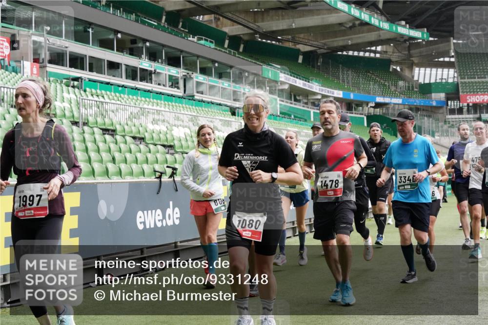 05.10.2025 - 20. swb-Marathon Bremen Michael Burmester http://msf.ph/oto/9331248 05.10.2025 13:04:25 Laufen im Stadion 100, 360, 414, 421, 470, 490, 592, 607, 898, 1012, 1019, 1080, 1084, 1413, 1468, 1478, 1695, 1852, 1914, 1975, 1997, 2086, 2333, 2399, 2617, 2664, 2901, 2989, 3072, 3346, 3433, 3483, 3485, 3658, 3901, 4001, 4005, 4053, 4087, 4243, 4244, 4335, 4453, 4462, 4501, 4524, 4528, 4627, 4637, 4638, 4651, 4757, 4793, 4803, 4838, 4840, 4858, 4928, 5043, 5082, 5137, 5162, 5212, 5236, 5247, 5343, 5446, 5464, 5832, 5969, 6011, 6145, 6287, 6529, 6584, 6635, 1336 meine-sportfotos.de