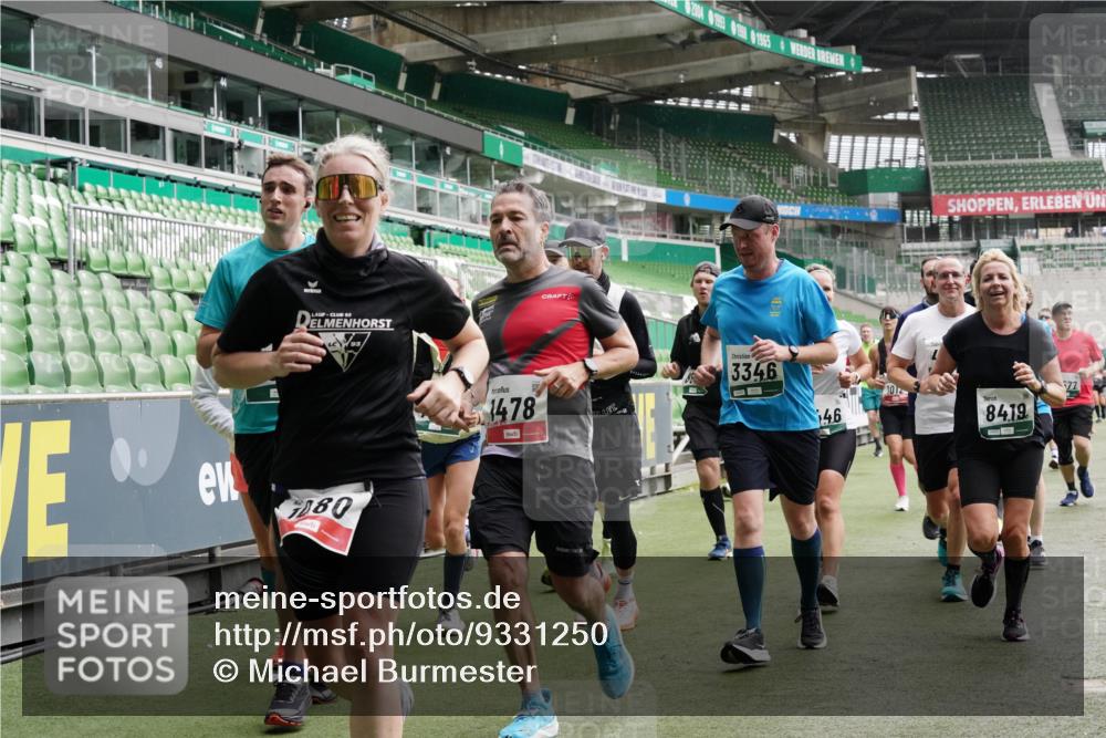 05.10.2025 - 20. swb-Marathon Bremen Michael Burmester http://msf.ph/oto/9331250 05.10.2025 13:04:25 Laufen im Stadion 100, 360, 414, 421, 470, 490, 592, 607, 898, 1012, 1019, 1080, 1084, 1413, 1468, 1478, 1695, 1852, 1914, 1975, 1997, 2086, 2333, 2399, 2617, 2664, 2901, 2989, 3072, 3346, 3433, 3483, 3485, 3658, 3901, 4001, 4005, 4053, 4087, 4243, 4244, 4335, 4453, 4462, 4501, 4524, 4528, 4627, 4637, 4638, 4651, 4757, 4793, 4803, 4838, 4840, 4858, 4928, 5043, 5082, 5137, 5162, 5212, 5236, 5247, 5343, 5446, 5464, 5832, 5969, 6011, 6145, 6287, 6529, 6584, 6635, 1336 meine-sportfotos.de