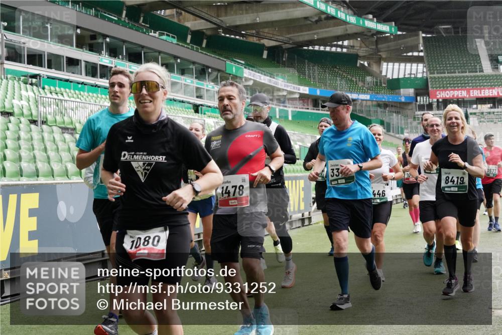 05.10.2025 - 20. swb-Marathon Bremen Michael Burmester http://msf.ph/oto/9331252 05.10.2025 13:04:25 Laufen im Stadion 100, 360, 414, 421, 470, 490, 592, 607, 898, 1012, 1019, 1080, 1084, 1413, 1468, 1478, 1695, 1852, 1914, 1975, 1997, 2086, 2333, 2399, 2617, 2664, 2901, 2989, 3072, 3346, 3433, 3483, 3485, 3658, 3901, 4001, 4005, 4053, 4087, 4243, 4244, 4335, 4453, 4462, 4501, 4524, 4528, 4627, 4637, 4638, 4651, 4757, 4793, 4803, 4838, 4840, 4858, 4928, 5043, 5082, 5137, 5162, 5212, 5236, 5247, 5343, 5446, 5464, 5832, 5969, 6011, 6145, 6287, 6529, 6584, 6635, 1336 meine-sportfotos.de