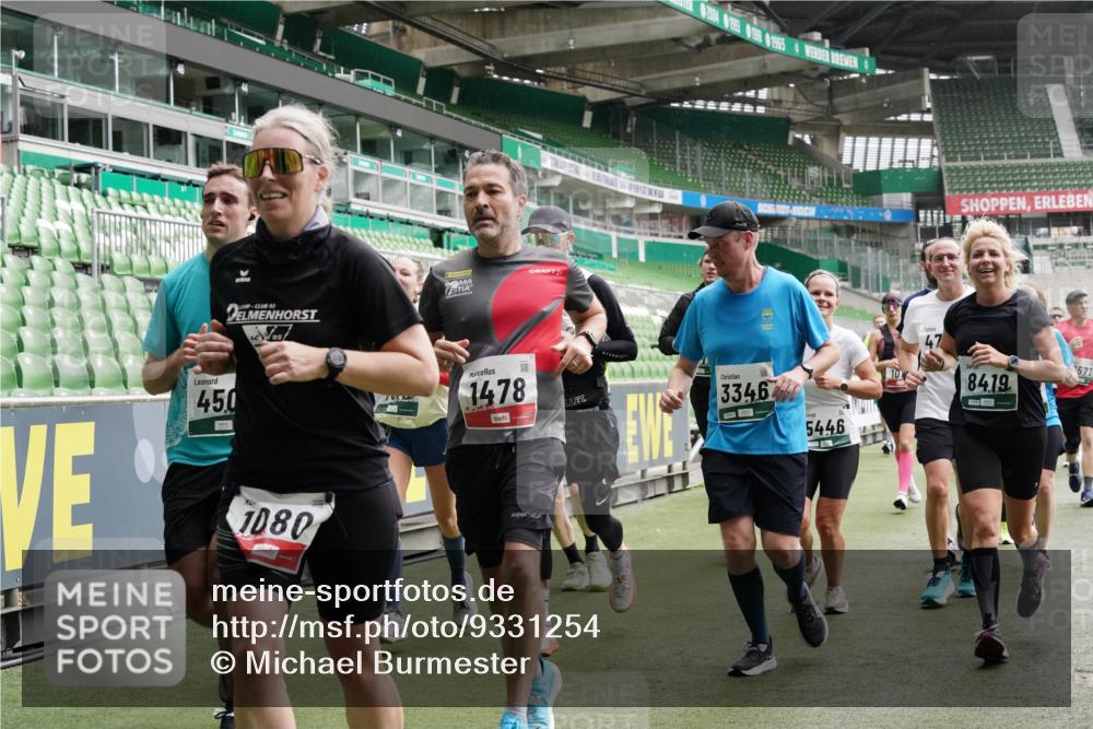 05.10.2025 - 20. swb-Marathon Bremen Michael Burmester http://msf.ph/oto/9331254 05.10.2025 13:04:25 Laufen im Stadion 100, 360, 414, 421, 470, 490, 592, 607, 898, 1012, 1019, 1080, 1084, 1413, 1468, 1478, 1695, 1852, 1914, 1975, 1997, 2086, 2333, 2399, 2617, 2664, 2901, 2989, 3072, 3346, 3433, 3483, 3485, 3658, 3901, 4001, 4005, 4053, 4087, 4243, 4244, 4335, 4453, 4462, 4501, 4524, 4528, 4627, 4637, 4638, 4651, 4757, 4793, 4803, 4838, 4840, 4858, 4928, 5043, 5082, 5137, 5162, 5212, 5236, 5247, 5343, 5446, 5464, 5832, 5969, 6011, 6145, 6287, 6529, 6584, 6635, 1336 meine-sportfotos.de
