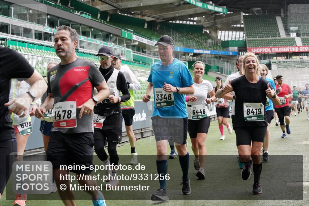 05.10.2025 - 20. swb-Marathon Bremen Michael Burmester http://msf.ph/oto/9331256 05.10.2025 13:04:26 Laufen im Stadion 100, 360, 414, 421, 470, 490, 592, 607, 898, 1012, 1019, 1080, 1084, 1413, 1468, 1478, 1695, 1834, 1852, 1914, 1975, 1997, 2086, 2333, 2399, 2617, 2664, 2901, 2989, 3072, 3346, 3433, 3483, 3485, 3658, 3901, 4001, 4005, 4053, 4087, 4243, 4244, 4335, 4453, 4462, 4501, 4524, 4627, 4634, 4637, 4638, 4651, 4757, 4793, 4803, 4838, 4840, 4858, 4928, 5043, 5082, 5137, 5162, 5212, 5236, 5247, 5343, 5446, 5464, 5832, 5969, 6011, 6145, 6287, 6529, 6584, 6635, 1336 meine-sportfotos.de