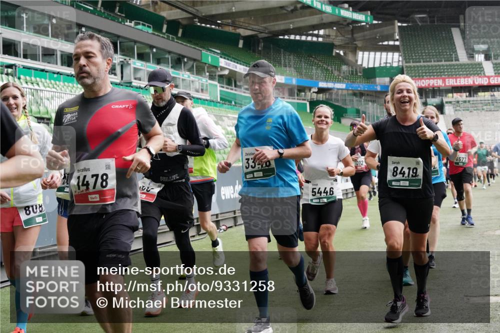 05.10.2025 - 20. swb-Marathon Bremen Michael Burmester http://msf.ph/oto/9331258 05.10.2025 13:04:26 Laufen im Stadion 100, 360, 414, 421, 470, 490, 592, 607, 898, 1012, 1019, 1080, 1084, 1413, 1468, 1478, 1695, 1834, 1852, 1914, 1975, 1997, 2086, 2333, 2399, 2617, 2664, 2901, 2989, 3072, 3346, 3433, 3483, 3485, 3658, 3901, 4001, 4005, 4053, 4087, 4243, 4244, 4335, 4453, 4462, 4501, 4524, 4627, 4634, 4637, 4638, 4651, 4757, 4793, 4803, 4838, 4840, 4858, 4928, 5043, 5082, 5137, 5162, 5212, 5236, 5247, 5343, 5446, 5464, 5832, 5969, 6011, 6145, 6287, 6529, 6584, 6635, 1336 meine-sportfotos.de
