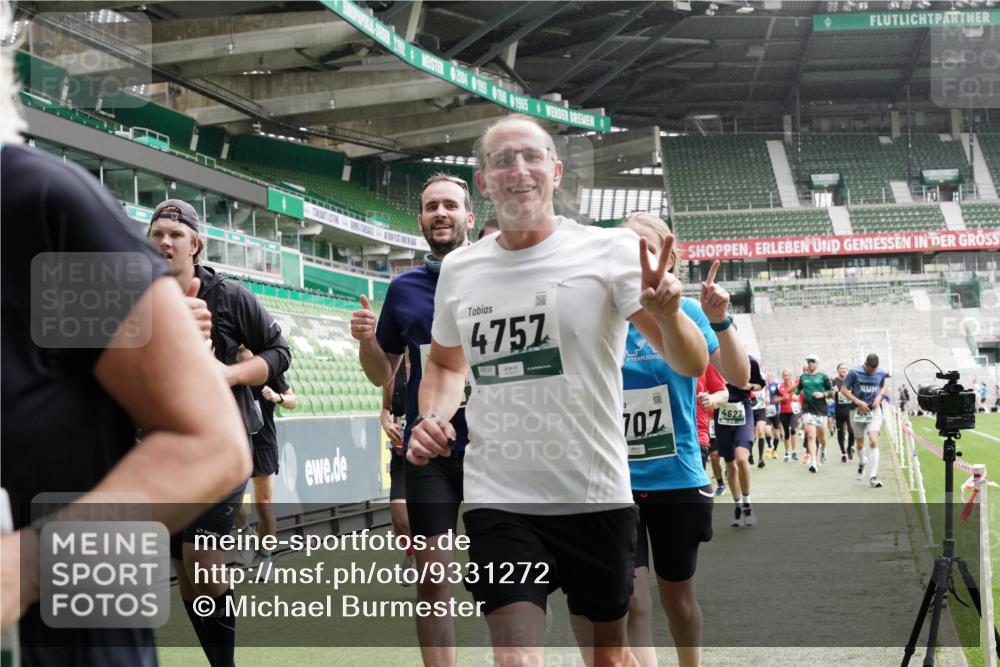 05.10.2025 - 20. swb-Marathon Bremen Michael Burmester http://msf.ph/oto/9331272 05.10.2025 13:04:28 Laufen im Stadion 100, 360, 414, 421, 470, 490, 592, 607, 898, 1012, 1019, 1080, 1084, 1413, 1468, 1478, 1695, 1834, 1852, 1914, 1975, 1997, 2086, 2333, 2399, 2617, 2664, 2901, 2989, 3072, 3346, 3433, 3483, 3485, 3658, 3901, 4001, 4005, 4053, 4087, 4243, 4244, 4335, 4453, 4462, 4501, 4524, 4627, 4634, 4637, 4638, 4651, 4671, 4757, 4793, 4803, 4838, 4840, 4858, 4928, 5043, 5082, 5137, 5212, 5236, 5247, 5343, 5446, 5464, 5832, 5969, 6011, 6287, 6529, 6584, 6635, 1336 meine-sportfotos.de
