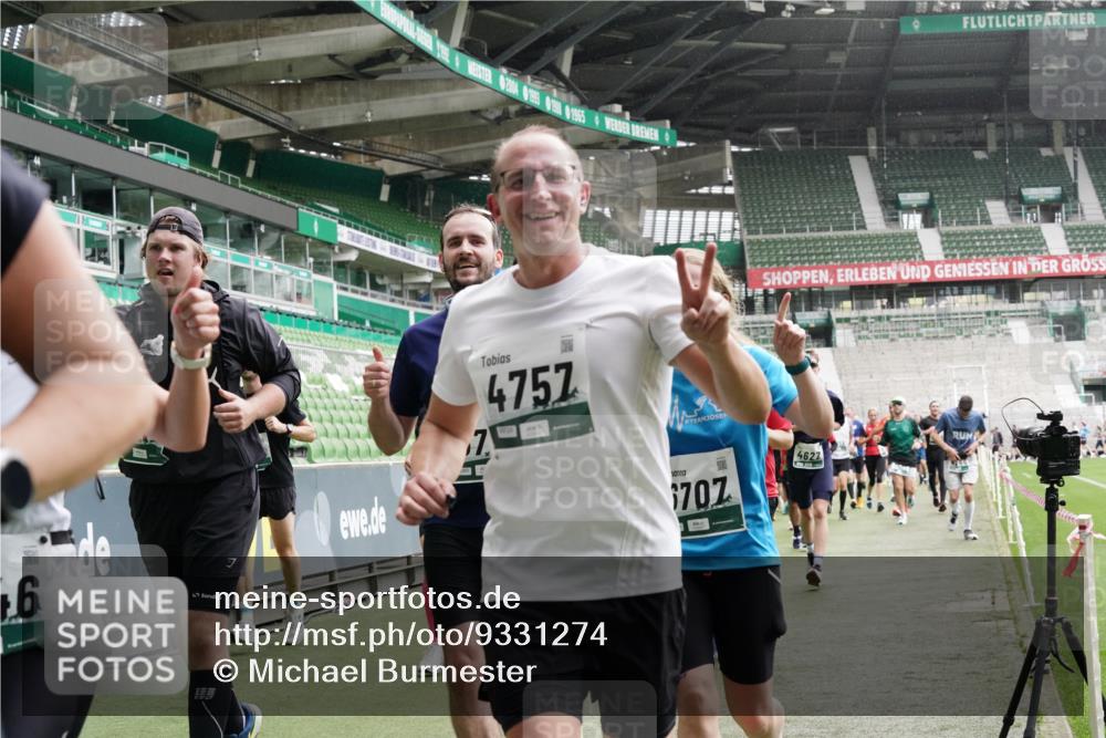 05.10.2025 - 20. swb-Marathon Bremen Michael Burmester http://msf.ph/oto/9331274 05.10.2025 13:04:28 Laufen im Stadion 100, 360, 414, 421, 470, 490, 592, 607, 898, 1012, 1019, 1080, 1084, 1413, 1468, 1478, 1695, 1834, 1852, 1914, 1975, 1997, 2086, 2333, 2399, 2617, 2664, 2901, 2989, 3072, 3346, 3433, 3483, 3485, 3658, 3901, 4001, 4005, 4053, 4087, 4243, 4244, 4335, 4453, 4462, 4501, 4524, 4627, 4634, 4637, 4638, 4651, 4671, 4757, 4793, 4803, 4838, 4840, 4858, 4928, 5043, 5082, 5137, 5212, 5236, 5247, 5343, 5446, 5464, 5832, 5969, 6011, 6287, 6529, 6584, 6635, 1336 meine-sportfotos.de
