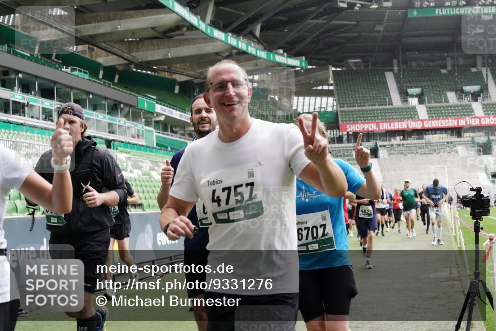 05.10.2025 - 20. swb-Marathon Bremen Michael Burmester http://msf.ph/oto/9331276 05.10.2025 13:04:28 Laufen im Stadion 100, 360, 414, 421, 470, 490, 592, 607, 898, 1012, 1019, 1080, 1084, 1413, 1468, 1478, 1695, 1834, 1852, 1914, 1975, 1997, 2086, 2333, 2399, 2617, 2664, 2901, 2989, 3072, 3346, 3433, 3483, 3485, 3658, 3901, 4001, 4005, 4053, 4087, 4243, 4244, 4335, 4453, 4462, 4501, 4524, 4627, 4634, 4637, 4638, 4651, 4671, 4757, 4793, 4803, 4838, 4840, 4858, 4928, 5043, 5082, 5137, 5212, 5236, 5247, 5343, 5446, 5464, 5832, 5969, 6011, 6287, 6529, 6584, 6635, 1336 meine-sportfotos.de