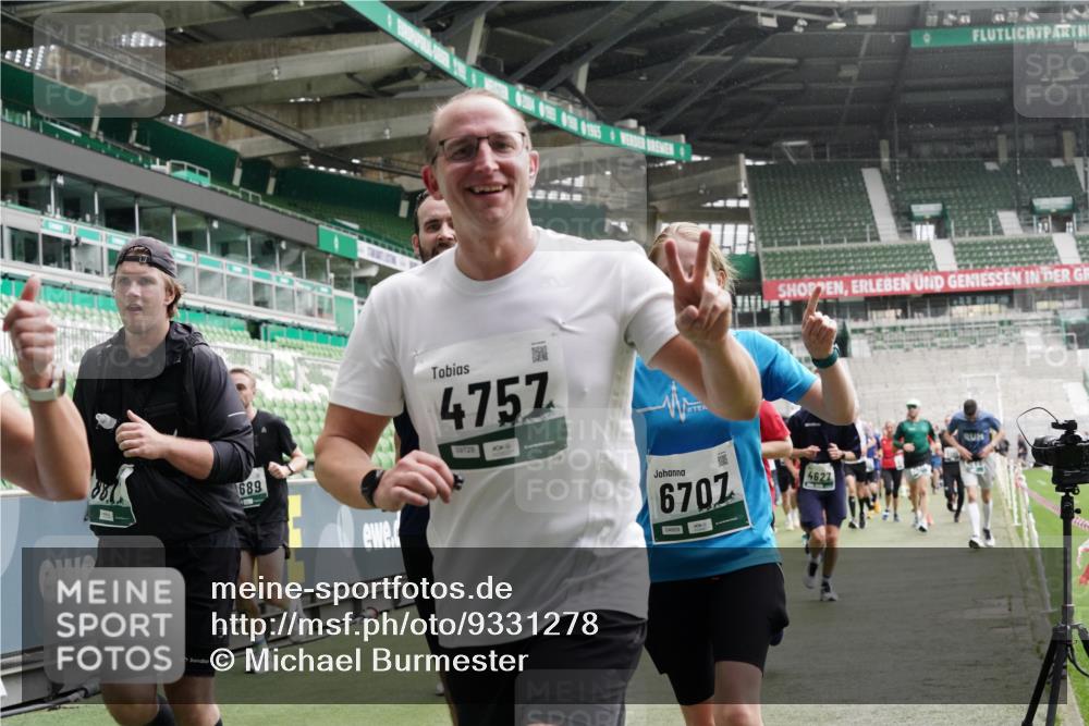 05.10.2025 - 20. swb-Marathon Bremen Michael Burmester http://msf.ph/oto/9331278 05.10.2025 13:04:28 Laufen im Stadion 100, 360, 414, 421, 470, 490, 592, 607, 898, 1012, 1019, 1080, 1084, 1413, 1468, 1478, 1695, 1834, 1852, 1914, 1975, 1997, 2086, 2333, 2399, 2617, 2664, 2901, 2989, 3072, 3346, 3433, 3483, 3485, 3658, 3901, 4001, 4005, 4053, 4087, 4243, 4244, 4335, 4453, 4462, 4501, 4524, 4627, 4634, 4637, 4638, 4651, 4671, 4757, 4793, 4803, 4838, 4840, 4858, 4928, 5043, 5082, 5137, 5212, 5236, 5247, 5343, 5446, 5464, 5832, 5969, 6011, 6287, 6529, 6584, 6635, 1336 meine-sportfotos.de