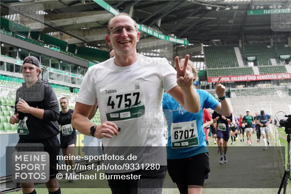 05.10.2025 - 20. swb-Marathon Bremen Michael Burmester http://msf.ph/oto/9331280 05.10.2025 13:04:28 Laufen im Stadion 100, 360, 414, 421, 470, 490, 592, 607, 898, 1012, 1019, 1080, 1084, 1413, 1468, 1478, 1695, 1834, 1852, 1914, 1975, 1997, 2086, 2333, 2399, 2617, 2664, 2901, 2989, 3072, 3346, 3433, 3483, 3485, 3658, 3901, 4001, 4005, 4053, 4087, 4243, 4244, 4335, 4453, 4462, 4501, 4524, 4627, 4634, 4637, 4638, 4651, 4671, 4757, 4793, 4803, 4838, 4840, 4858, 4928, 5043, 5082, 5137, 5212, 5236, 5247, 5343, 5446, 5464, 5832, 5969, 6011, 6287, 6529, 6584, 6635, 1336 meine-sportfotos.de