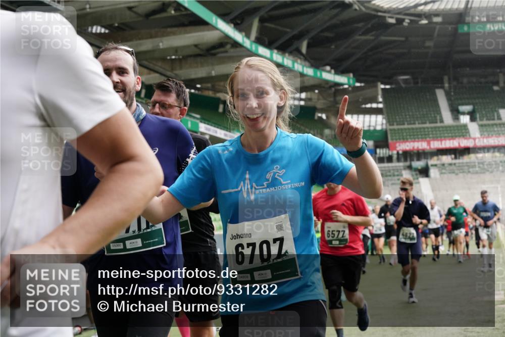 05.10.2025 - 20. swb-Marathon Bremen Michael Burmester http://msf.ph/oto/9331282 05.10.2025 13:04:29 Laufen im Stadion 100, 360, 414, 421, 470, 490, 592, 607, 898, 1012, 1019, 1080, 1084, 1413, 1468, 1478, 1695, 1834, 1852, 1914, 1975, 1997, 2086, 2333, 2399, 2617, 2664, 2901, 2989, 3072, 3346, 3433, 3483, 3485, 3658, 3901, 4001, 4005, 4053, 4087, 4243, 4244, 4335, 4453, 4462, 4501, 4524, 4627, 4634, 4637, 4638, 4651, 4671, 4757, 4793, 4803, 4838, 4840, 4858, 4928, 5043, 5082, 5137, 5212, 5247, 5343, 5446, 5464, 5832, 5969, 6011, 6287, 6584, 6635, 1336 meine-sportfotos.de