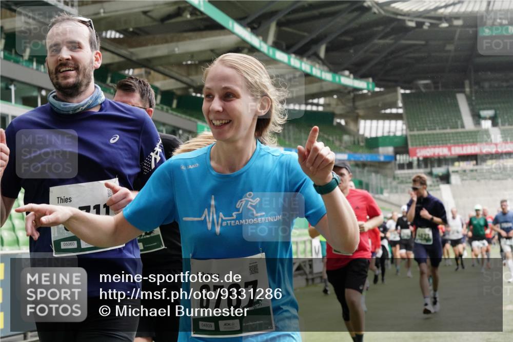 05.10.2025 - 20. swb-Marathon Bremen Michael Burmester http://msf.ph/oto/9331286 05.10.2025 13:04:29 Laufen im Stadion 100, 360, 414, 421, 470, 490, 592, 607, 898, 1012, 1019, 1080, 1084, 1413, 1468, 1478, 1695, 1834, 1852, 1914, 1975, 1997, 2086, 2333, 2399, 2617, 2664, 2901, 2989, 3072, 3346, 3433, 3483, 3485, 3658, 3901, 4001, 4005, 4053, 4087, 4243, 4244, 4335, 4453, 4462, 4501, 4524, 4627, 4634, 4637, 4638, 4651, 4671, 4757, 4793, 4803, 4838, 4840, 4858, 4928, 5043, 5082, 5137, 5212, 5247, 5343, 5446, 5464, 5832, 5969, 6011, 6287, 6584, 6635, 1336 meine-sportfotos.de