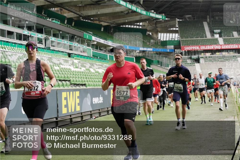 05.10.2025 - 20. swb-Marathon Bremen Michael Burmester http://msf.ph/oto/9331288 05.10.2025 13:04:30 Laufen im Stadion 100, 360, 414, 421, 470, 490, 592, 607, 898, 1012, 1019, 1061, 1080, 1084, 1413, 1468, 1478, 1695, 1834, 1852, 1914, 1975, 1997, 2086, 2333, 2399, 2617, 2664, 2901, 2989, 3072, 3346, 3433, 3483, 3485, 3658, 3901, 4001, 4005, 4053, 4087, 4243, 4244, 4335, 4453, 4462, 4501, 4524, 4627, 4634, 4637, 4638, 4651, 4671, 4757, 4793, 4803, 4838, 4840, 4858, 4928, 5043, 5082, 5137, 5212, 5247, 5343, 5446, 5464, 5832, 5969, 6011, 6287, 6584, 6635, 1336 meine-sportfotos.de