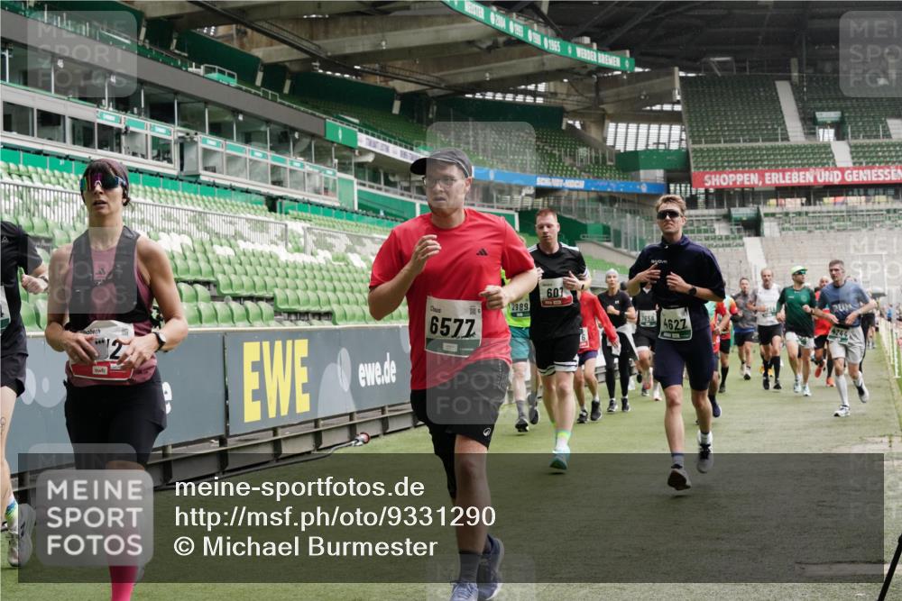 05.10.2025 - 20. swb-Marathon Bremen Michael Burmester http://msf.ph/oto/9331290 05.10.2025 13:04:30 Laufen im Stadion 100, 360, 414, 421, 470, 490, 592, 607, 898, 1012, 1019, 1061, 1080, 1084, 1413, 1468, 1478, 1695, 1834, 1852, 1914, 1975, 1997, 2086, 2333, 2399, 2617, 2664, 2901, 2989, 3072, 3346, 3433, 3483, 3485, 3658, 3901, 4001, 4005, 4053, 4087, 4243, 4244, 4335, 4453, 4462, 4501, 4524, 4627, 4634, 4637, 4638, 4651, 4671, 4757, 4793, 4803, 4838, 4840, 4858, 4928, 5043, 5082, 5137, 5212, 5247, 5343, 5446, 5464, 5832, 5969, 6011, 6287, 6584, 6635, 1336 meine-sportfotos.de