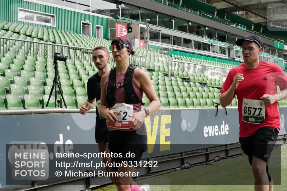 05.10.2025 - 20. swb-Marathon Bremen Michael Burmester http://msf.ph/oto/9331292 05.10.2025 13:04:30 Laufen im Stadion 100, 360, 414, 421, 470, 490, 592, 607, 898, 1012, 1019, 1061, 1080, 1084, 1413, 1468, 1478, 1695, 1834, 1852, 1914, 1975, 1997, 2086, 2333, 2399, 2617, 2664, 2901, 2989, 3072, 3346, 3433, 3483, 3485, 3658, 3901, 4001, 4005, 4053, 4087, 4243, 4244, 4335, 4453, 4462, 4501, 4524, 4627, 4634, 4637, 4638, 4651, 4671, 4757, 4793, 4803, 4838, 4840, 4858, 4928, 5043, 5082, 5137, 5212, 5247, 5343, 5446, 5464, 5832, 5969, 6011, 6287, 6584, 6635, 1336 meine-sportfotos.de