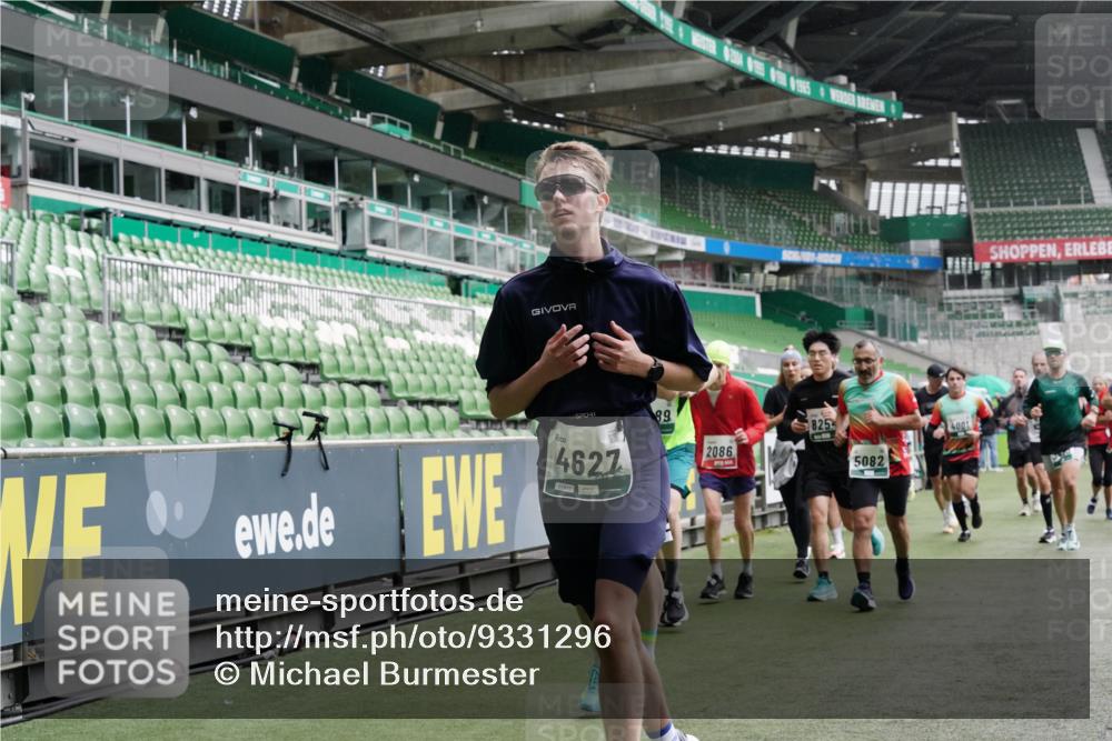 05.10.2025 - 20. swb-Marathon Bremen Michael Burmester http://msf.ph/oto/9331296 05.10.2025 13:04:32 Laufen im Stadion 100, 360, 414, 421, 470, 490, 592, 607, 898, 1012, 1019, 1061, 1080, 1084, 1413, 1468, 1478, 1695, 1834, 1852, 1914, 1975, 1997, 2009, 2086, 2333, 2399, 2536, 2617, 2664, 2802, 2901, 2989, 3072, 3346, 3433, 3483, 3485, 3561, 3658, 3901, 4001, 4005, 4053, 4087, 4187, 4243, 4244, 4335, 4453, 4501, 4524, 4627, 4634, 4637, 4638, 4651, 4671, 4757, 4793, 4803, 4838, 4840, 4858, 4928, 5043, 5082, 5137, 5212, 5247, 5343, 5446, 5464, 5832, 5969, 6011, 6287, 6584, 6635, 1336 meine-sportfotos.de