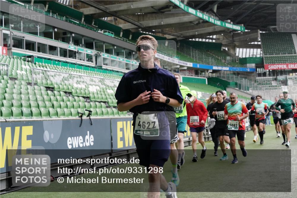 05.10.2025 - 20. swb-Marathon Bremen Michael Burmester http://msf.ph/oto/9331298 05.10.2025 13:04:32 Laufen im Stadion 100, 360, 414, 421, 470, 490, 592, 607, 898, 1012, 1019, 1061, 1080, 1084, 1413, 1468, 1478, 1695, 1834, 1852, 1914, 1975, 1997, 2009, 2086, 2333, 2399, 2536, 2617, 2664, 2802, 2901, 2989, 3072, 3346, 3433, 3483, 3485, 3561, 3658, 3901, 4001, 4005, 4053, 4087, 4187, 4243, 4244, 4335, 4453, 4501, 4524, 4627, 4634, 4637, 4638, 4651, 4671, 4757, 4793, 4803, 4838, 4840, 4858, 4928, 5043, 5082, 5137, 5212, 5247, 5343, 5446, 5464, 5832, 5969, 6011, 6287, 6584, 6635, 1336 meine-sportfotos.de