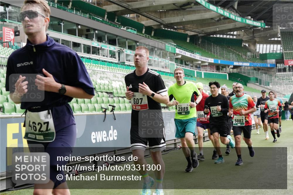 05.10.2025 - 20. swb-Marathon Bremen Michael Burmester http://msf.ph/oto/9331300 05.10.2025 13:04:32 Laufen im Stadion 100, 360, 414, 421, 470, 490, 592, 607, 898, 1012, 1019, 1061, 1080, 1084, 1413, 1468, 1478, 1695, 1834, 1852, 1914, 1975, 1997, 2009, 2086, 2333, 2399, 2536, 2617, 2664, 2802, 2901, 2989, 3072, 3346, 3433, 3483, 3485, 3561, 3658, 3901, 4001, 4005, 4053, 4087, 4187, 4243, 4244, 4335, 4453, 4501, 4524, 4627, 4634, 4637, 4638, 4651, 4671, 4757, 4793, 4803, 4838, 4840, 4858, 4928, 5043, 5082, 5137, 5212, 5247, 5343, 5446, 5464, 5832, 5969, 6011, 6287, 6584, 6635, 1336 meine-sportfotos.de