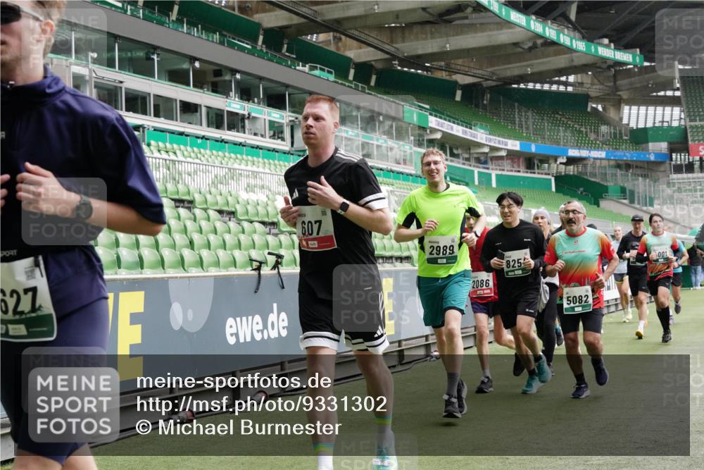 05.10.2025 - 20. swb-Marathon Bremen Michael Burmester http://msf.ph/oto/9331302 05.10.2025 13:04:32 Laufen im Stadion 100, 360, 414, 421, 470, 490, 592, 607, 898, 1012, 1019, 1061, 1080, 1084, 1413, 1468, 1478, 1695, 1834, 1852, 1914, 1975, 1997, 2009, 2086, 2333, 2399, 2536, 2617, 2664, 2802, 2901, 2989, 3072, 3346, 3433, 3483, 3485, 3561, 3658, 3901, 4001, 4005, 4053, 4087, 4187, 4243, 4244, 4335, 4453, 4501, 4524, 4627, 4634, 4637, 4638, 4651, 4671, 4757, 4793, 4803, 4838, 4840, 4858, 4928, 5043, 5082, 5137, 5212, 5247, 5343, 5446, 5464, 5832, 5969, 6011, 6287, 6584, 6635, 1336 meine-sportfotos.de
