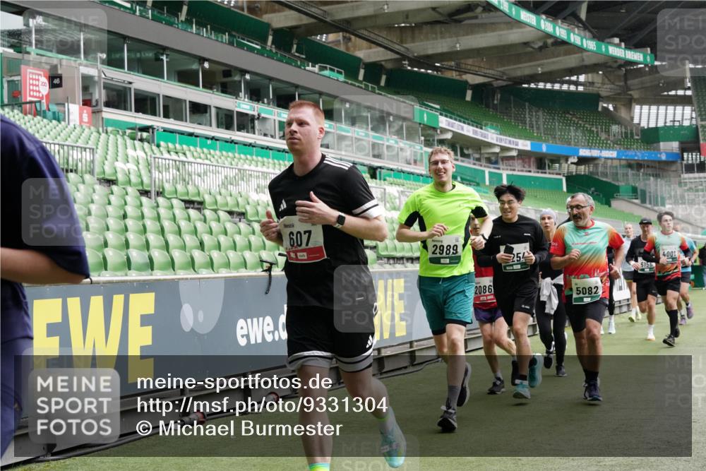 05.10.2025 - 20. swb-Marathon Bremen Michael Burmester http://msf.ph/oto/9331304 05.10.2025 13:04:32 Laufen im Stadion 100, 360, 414, 421, 470, 490, 592, 607, 898, 1012, 1019, 1061, 1080, 1084, 1413, 1468, 1478, 1695, 1834, 1852, 1914, 1975, 1997, 2009, 2086, 2333, 2399, 2536, 2617, 2664, 2802, 2901, 2989, 3072, 3346, 3433, 3483, 3485, 3561, 3658, 3901, 4001, 4005, 4053, 4087, 4187, 4243, 4244, 4335, 4453, 4501, 4524, 4627, 4634, 4637, 4638, 4651, 4671, 4757, 4793, 4803, 4838, 4840, 4858, 4928, 5043, 5082, 5137, 5212, 5247, 5343, 5446, 5464, 5832, 5969, 6011, 6287, 6584, 6635, 1336 meine-sportfotos.de