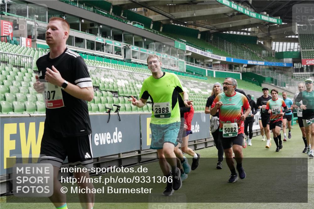 05.10.2025 - 20. swb-Marathon Bremen Michael Burmester http://msf.ph/oto/9331306 05.10.2025 13:04:33 Laufen im Stadion 100, 360, 414, 421, 470, 490, 592, 607, 898, 1012, 1019, 1061, 1080, 1084, 1413, 1468, 1478, 1695, 1834, 1852, 1914, 1975, 1997, 2009, 2086, 2333, 2399, 2536, 2617, 2664, 2802, 2901, 2989, 3072, 3346, 3413, 3433, 3483, 3485, 3561, 3658, 3901, 4001, 4005, 4053, 4087, 4187, 4241, 4243, 4244, 4335, 4501, 4524, 4627, 4634, 4637, 4638, 4651, 4671, 4757, 4793, 4803, 4838, 4840, 4858, 4928, 5043, 5082, 5137, 5212, 5247, 5343, 5446, 5464, 5832, 5969, 6011, 6287, 6584, 6635, 1336 meine-sportfotos.de
