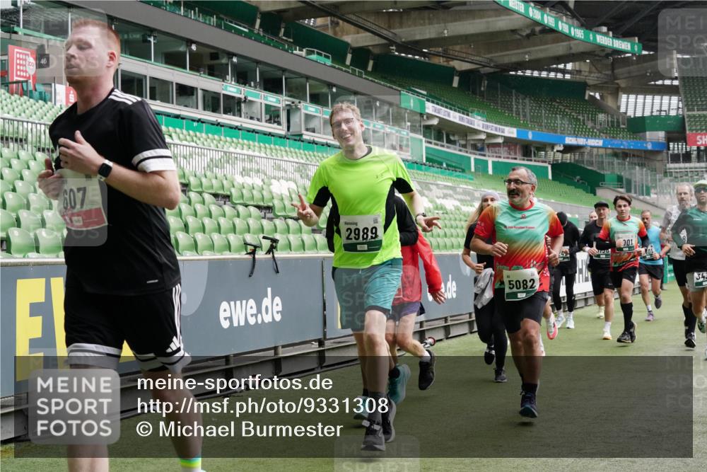 05.10.2025 - 20. swb-Marathon Bremen Michael Burmester http://msf.ph/oto/9331308 05.10.2025 13:04:33 Laufen im Stadion 100, 360, 414, 421, 470, 490, 592, 607, 898, 1012, 1019, 1061, 1080, 1084, 1413, 1468, 1478, 1695, 1834, 1852, 1914, 1975, 1997, 2009, 2086, 2333, 2399, 2536, 2617, 2664, 2802, 2901, 2989, 3072, 3346, 3413, 3433, 3483, 3485, 3561, 3658, 3901, 4001, 4005, 4053, 4087, 4187, 4241, 4243, 4244, 4335, 4501, 4524, 4627, 4634, 4637, 4638, 4651, 4671, 4757, 4793, 4803, 4838, 4840, 4858, 4928, 5043, 5082, 5137, 5212, 5247, 5343, 5446, 5464, 5832, 5969, 6011, 6287, 6584, 6635, 1336 meine-sportfotos.de