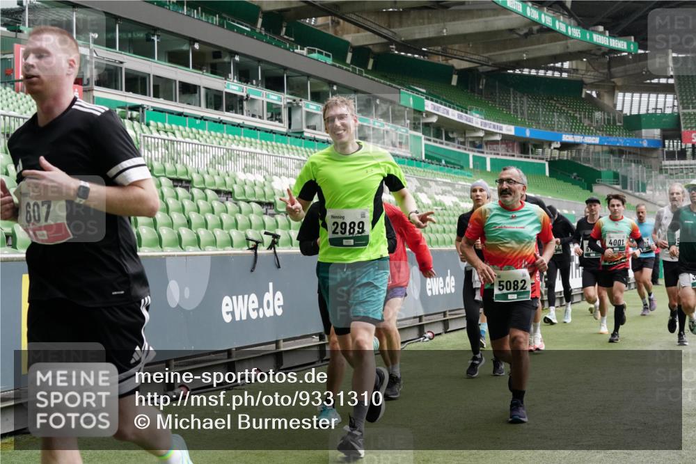 05.10.2025 - 20. swb-Marathon Bremen Michael Burmester http://msf.ph/oto/9331310 05.10.2025 13:04:33 Laufen im Stadion 100, 360, 414, 421, 470, 490, 592, 607, 898, 1012, 1019, 1061, 1080, 1084, 1413, 1468, 1478, 1695, 1834, 1852, 1914, 1975, 1997, 2009, 2086, 2333, 2399, 2536, 2617, 2664, 2802, 2901, 2989, 3072, 3346, 3413, 3433, 3483, 3485, 3561, 3658, 3901, 4001, 4005, 4053, 4087, 4187, 4241, 4243, 4244, 4335, 4501, 4524, 4627, 4634, 4637, 4638, 4651, 4671, 4757, 4793, 4803, 4838, 4840, 4858, 4928, 5043, 5082, 5137, 5212, 5247, 5343, 5446, 5464, 5832, 5969, 6011, 6287, 6584, 6635, 1336 meine-sportfotos.de
