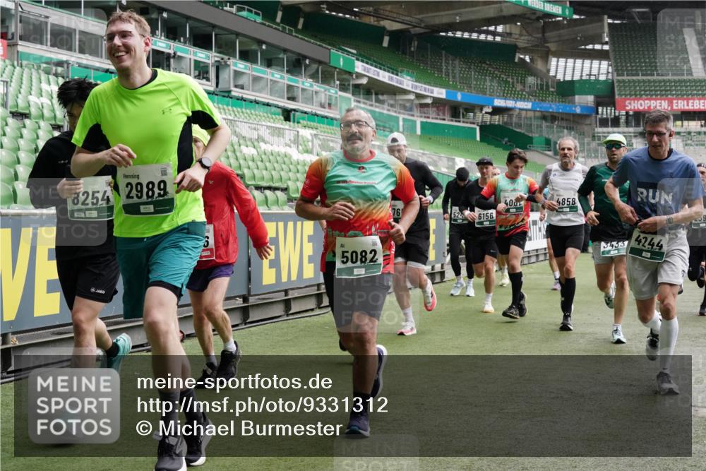 05.10.2025 - 20. swb-Marathon Bremen Michael Burmester http://msf.ph/oto/9331312 05.10.2025 13:04:34 Laufen im Stadion 100, 360, 414, 421, 470, 490, 607, 898, 1012, 1019, 1061, 1080, 1084, 1132, 1413, 1468, 1478, 1695, 1834, 1852, 1914, 1975, 1997, 2009, 2086, 2333, 2399, 2536, 2617, 2664, 2802, 2901, 2989, 3072, 3346, 3413, 3433, 3483, 3485, 3561, 3658, 3901, 4001, 4005, 4187, 4241, 4243, 4244, 4335, 4501, 4524, 4627, 4634, 4637, 4638, 4671, 4757, 4793, 4803, 4838, 4840, 4858, 4928, 5082, 5137, 5212, 5247, 5286, 5343, 5446, 5464, 5832, 5969, 6011, 6287, 6635, 1336 meine-sportfotos.de