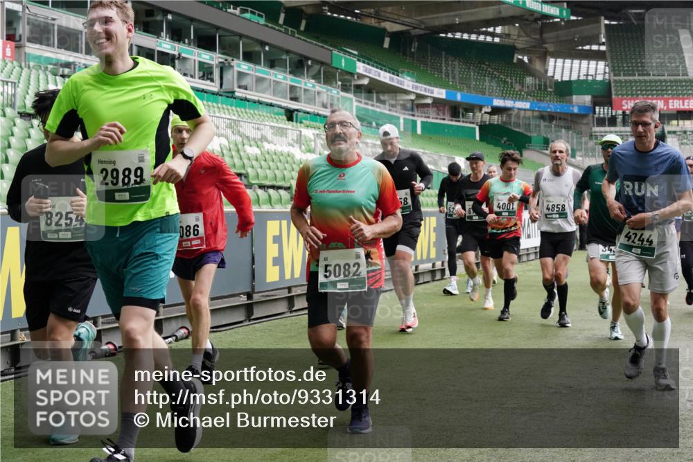 05.10.2025 - 20. swb-Marathon Bremen Michael Burmester http://msf.ph/oto/9331314 05.10.2025 13:04:34 Laufen im Stadion 100, 360, 414, 421, 470, 490, 607, 898, 1012, 1019, 1061, 1080, 1084, 1132, 1413, 1468, 1478, 1695, 1834, 1852, 1914, 1975, 1997, 2009, 2086, 2333, 2399, 2536, 2617, 2664, 2802, 2901, 2989, 3072, 3346, 3413, 3433, 3483, 3485, 3561, 3658, 3901, 4001, 4005, 4187, 4241, 4243, 4244, 4335, 4501, 4524, 4627, 4634, 4637, 4638, 4671, 4757, 4793, 4803, 4838, 4840, 4858, 4928, 5082, 5137, 5212, 5247, 5286, 5343, 5446, 5464, 5832, 5969, 6011, 6287, 6635, 1336 meine-sportfotos.de
