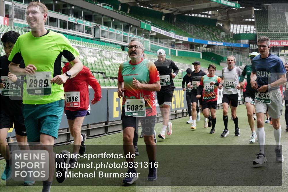 05.10.2025 - 20. swb-Marathon Bremen Michael Burmester http://msf.ph/oto/9331316 05.10.2025 13:04:34 Laufen im Stadion 100, 360, 414, 421, 470, 490, 607, 898, 1012, 1019, 1061, 1080, 1084, 1132, 1413, 1468, 1478, 1695, 1834, 1852, 1914, 1975, 1997, 2009, 2086, 2333, 2399, 2536, 2617, 2664, 2802, 2901, 2989, 3072, 3346, 3413, 3433, 3483, 3485, 3561, 3658, 3901, 4001, 4005, 4187, 4241, 4243, 4244, 4335, 4501, 4524, 4627, 4634, 4637, 4638, 4671, 4757, 4793, 4803, 4838, 4840, 4858, 4928, 5082, 5137, 5212, 5247, 5286, 5343, 5446, 5464, 5832, 5969, 6011, 6287, 6635, 1336 meine-sportfotos.de