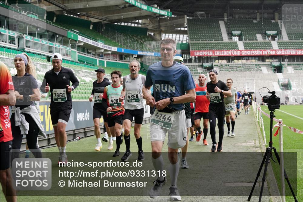 05.10.2025 - 20. swb-Marathon Bremen Michael Burmester http://msf.ph/oto/9331318 05.10.2025 13:04:35 Laufen im Stadion 100, 360, 414, 421, 470, 490, 607, 898, 1012, 1019, 1061, 1080, 1084, 1132, 1413, 1468, 1478, 1695, 1746, 1834, 1852, 1914, 1975, 1997, 2009, 2086, 2333, 2399, 2536, 2617, 2664, 2802, 2901, 2989, 3072, 3216, 3346, 3413, 3433, 3483, 3485, 3561, 3658, 3901, 4001, 4005, 4187, 4241, 4243, 4244, 4335, 4501, 4524, 4627, 4634, 4637, 4638, 4671, 4757, 4793, 4803, 4838, 4840, 4858, 4928, 5082, 5137, 5212, 5247, 5286, 5343, 5446, 5464, 5832, 5969, 6011, 6287, 6635, 1336 meine-sportfotos.de