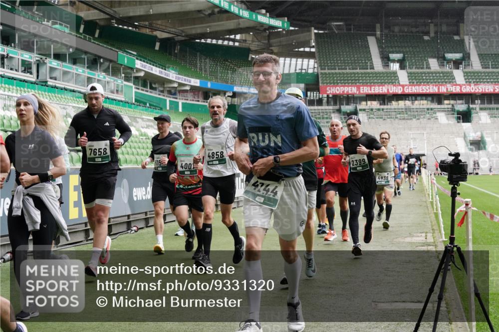 05.10.2025 - 20. swb-Marathon Bremen Michael Burmester http://msf.ph/oto/9331320 05.10.2025 13:04:35 Laufen im Stadion 100, 360, 414, 421, 470, 490, 607, 898, 1012, 1019, 1061, 1080, 1084, 1132, 1413, 1468, 1478, 1695, 1746, 1834, 1852, 1914, 1975, 1997, 2009, 2086, 2333, 2399, 2536, 2617, 2664, 2802, 2901, 2989, 3072, 3216, 3346, 3413, 3433, 3483, 3485, 3561, 3658, 3901, 4001, 4005, 4187, 4241, 4243, 4244, 4335, 4501, 4524, 4627, 4634, 4637, 4638, 4671, 4757, 4793, 4803, 4838, 4840, 4858, 4928, 5082, 5137, 5212, 5247, 5286, 5343, 5446, 5464, 5832, 5969, 6011, 6287, 6635, 1336 meine-sportfotos.de