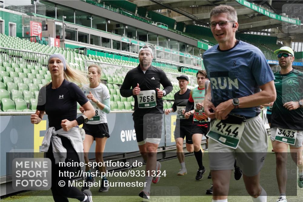 05.10.2025 - 20. swb-Marathon Bremen Michael Burmester http://msf.ph/oto/9331324 05.10.2025 13:04:36 Laufen im Stadion 100, 360, 414, 421, 470, 490, 607, 712, 898, 1012, 1019, 1061, 1080, 1084, 1132, 1413, 1468, 1478, 1695, 1746, 1834, 1852, 1914, 1997, 2009, 2086, 2333, 2399, 2536, 2617, 2664, 2802, 2901, 2989, 3072, 3216, 3346, 3413, 3433, 3483, 3485, 3561, 3658, 3901, 4001, 4005, 4187, 4241, 4243, 4244, 4335, 4501, 4524, 4627, 4634, 4637, 4638, 4671, 4757, 4793, 4803, 4838, 4840, 4858, 4928, 5082, 5137, 5212, 5247, 5286, 5295, 5343, 5446, 5464, 5832, 5969, 6011, 6287, 1336 meine-sportfotos.de