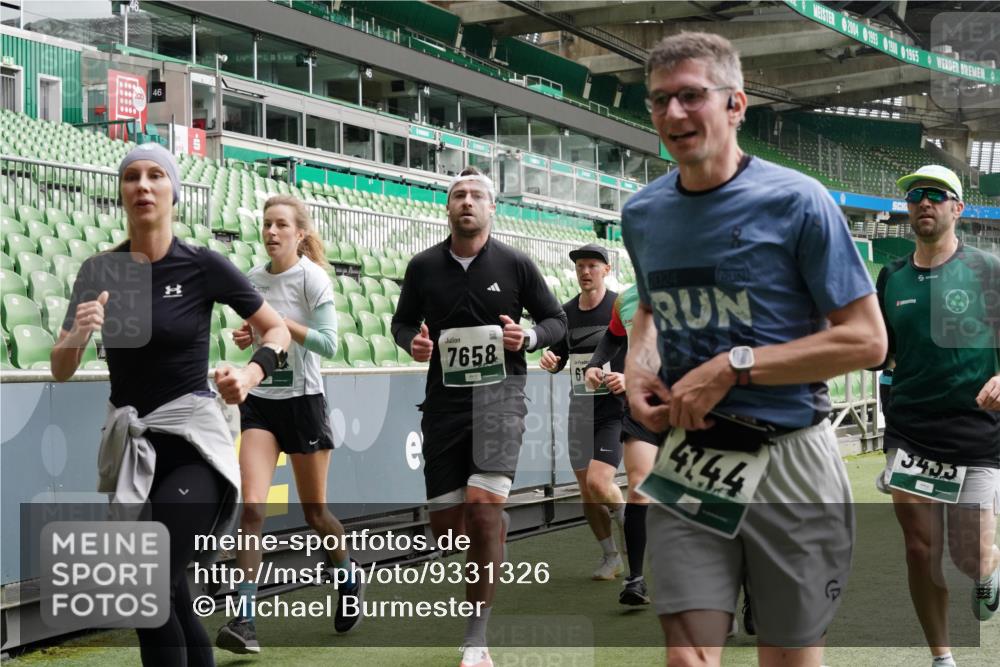 05.10.2025 - 20. swb-Marathon Bremen Michael Burmester http://msf.ph/oto/9331326 05.10.2025 13:04:36 Laufen im Stadion 100, 360, 414, 421, 470, 490, 607, 712, 898, 1012, 1019, 1061, 1080, 1084, 1132, 1413, 1468, 1478, 1695, 1746, 1834, 1852, 1914, 1997, 2009, 2086, 2333, 2399, 2536, 2617, 2664, 2802, 2901, 2989, 3072, 3216, 3346, 3413, 3433, 3483, 3485, 3561, 3658, 3901, 4001, 4005, 4187, 4241, 4243, 4244, 4335, 4501, 4524, 4627, 4634, 4637, 4638, 4671, 4757, 4793, 4803, 4838, 4840, 4858, 4928, 5082, 5137, 5212, 5247, 5286, 5295, 5343, 5446, 5464, 5832, 5969, 6011, 6287, 1336 meine-sportfotos.de