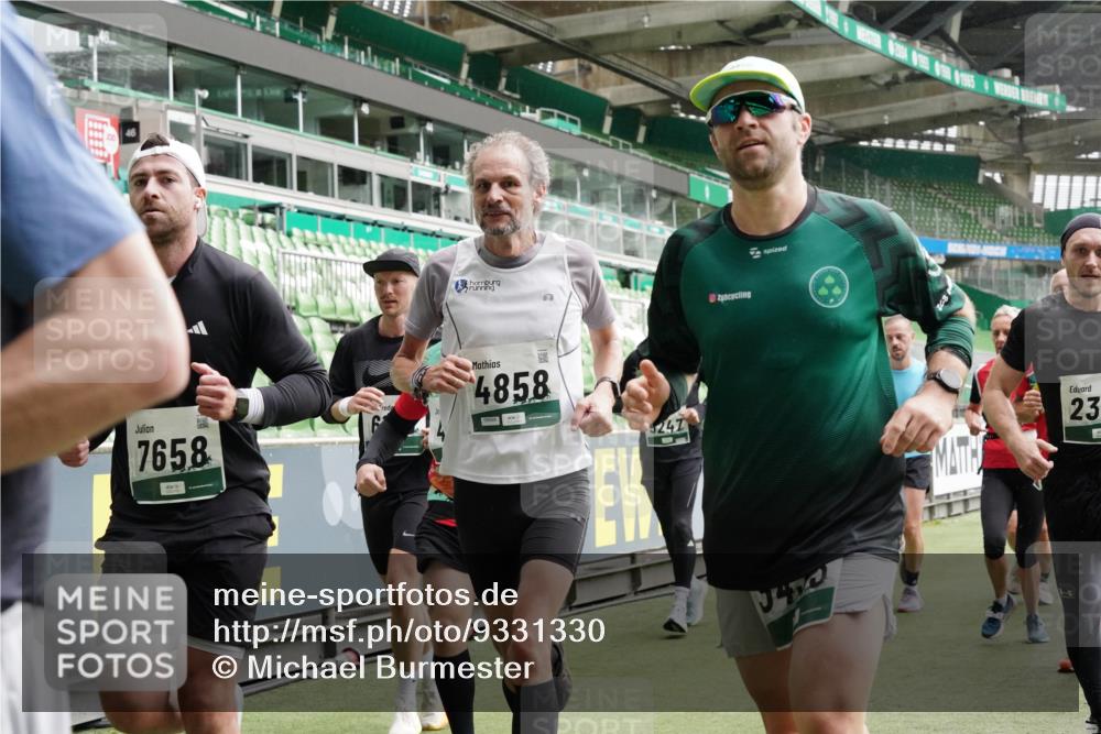 05.10.2025 - 20. swb-Marathon Bremen Michael Burmester http://msf.ph/oto/9331330 05.10.2025 13:04:36 Laufen im Stadion 100, 360, 414, 421, 470, 490, 607, 712, 898, 1012, 1019, 1061, 1080, 1084, 1132, 1413, 1468, 1478, 1695, 1746, 1834, 1852, 1914, 1997, 2009, 2086, 2333, 2399, 2536, 2617, 2664, 2802, 2901, 2989, 3072, 3216, 3346, 3413, 3433, 3483, 3485, 3561, 3658, 3901, 4001, 4005, 4187, 4241, 4243, 4244, 4335, 4501, 4524, 4627, 4634, 4637, 4638, 4671, 4757, 4793, 4803, 4838, 4840, 4858, 4928, 5082, 5137, 5212, 5247, 5286, 5295, 5343, 5446, 5464, 5832, 5969, 6011, 6287, 1336 meine-sportfotos.de