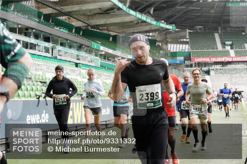 05.10.2025 - 20. swb-Marathon Bremen Michael Burmester http://msf.ph/oto/9331332 05.10.2025 13:04:37 Laufen im Stadion 100, 360, 414, 421, 470, 490, 607, 712, 898, 1012, 1019, 1061, 1080, 1084, 1132, 1413, 1468, 1478, 1695, 1746, 1765, 1834, 1852, 1914, 1997, 2009, 2086, 2333, 2399, 2536, 2617, 2664, 2802, 2901, 2989, 3072, 3216, 3346, 3413, 3433, 3483, 3485, 3561, 3658, 3901, 4001, 4005, 4187, 4241, 4243, 4244, 4335, 4501, 4524, 4627, 4634, 4637, 4638, 4671, 4757, 4793, 4803, 4838, 4840, 4858, 4928, 5082, 5137, 5212, 5247, 5286, 5295, 5343, 5446, 5464, 5832, 5969, 6011, 6287, 1336 meine-sportfotos.de