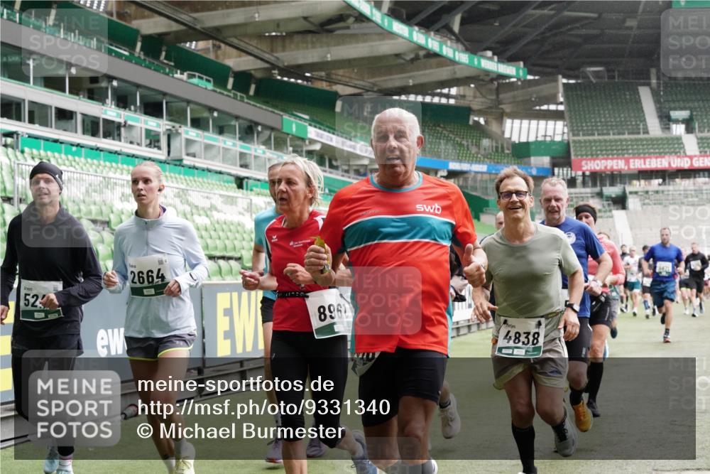05.10.2025 - 20. swb-Marathon Bremen Michael Burmester http://msf.ph/oto/9331340 05.10.2025 13:04:38 Laufen im Stadion 100, 360, 421, 470, 490, 607, 712, 1012, 1019, 1061, 1080, 1084, 1132, 1413, 1468, 1478, 1695, 1746, 1765, 1834, 1852, 1914, 1997, 2009, 2086, 2333, 2399, 2536, 2584, 2617, 2664, 2802, 2901, 2989, 3072, 3216, 3346, 3413, 3433, 3483, 3485, 3561, 3658, 3901, 4001, 4005, 4187, 4241, 4243, 4244, 4335, 4501, 4524, 4627, 4634, 4637, 4638, 4671, 4757, 4793, 4803, 4838, 4840, 4858, 4928, 5082, 5137, 5212, 5247, 5286, 5295, 5343, 5446, 5464, 5832, 5969, 6011, 6287, 1336 meine-sportfotos.de