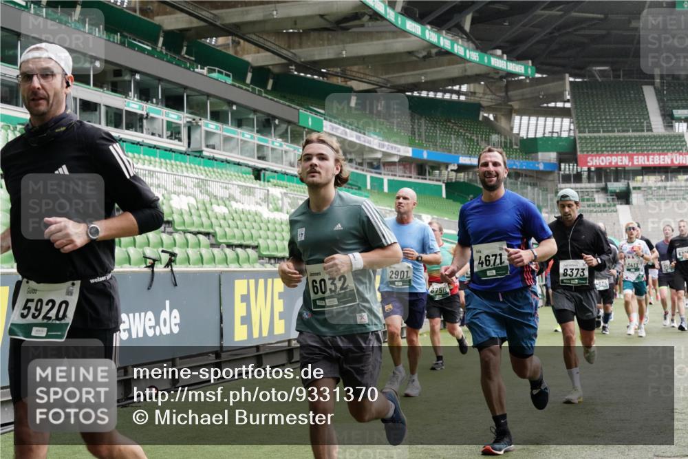 05.10.2025 - 20. swb-Marathon Bremen Michael Burmester http://msf.ph/oto/9331370 05.10.2025 13:04:42 Laufen im Stadion 100, 360, 421, 470, 490, 607, 712, 1012, 1061, 1080, 1084, 1132, 1413, 1468, 1478, 1746, 1765, 1834, 1852, 1914, 1997, 2009, 2086, 2333, 2399, 2536, 2584, 2617, 2664, 2802, 2901, 2989, 3008, 3216, 3346, 3413, 3433, 3445, 3483, 3561, 3658, 3901, 4001, 4005, 4187, 4241, 4243, 4244, 4335, 4501, 4524, 4627, 4634, 4637, 4638, 4671, 4757, 4793, 4803, 4838, 4840, 4858, 4928, 5082, 5212, 5247, 5286, 5295, 5343, 5446, 5464, 5614, 5832, 5969, 6011, 6287, 1336 meine-sportfotos.de